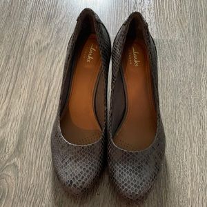 NWOT Clark’s snakeskin print pumps